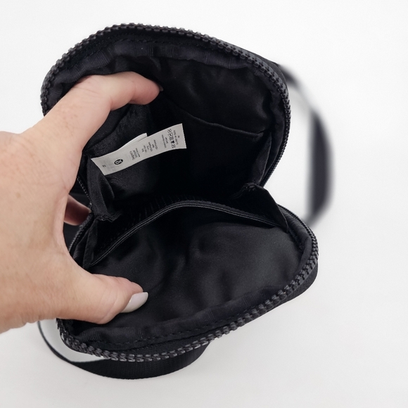LULULEMON Black EASY ACCESS CROSSBODY BAG WATER REPELLENT ADJUSTABLE - Picture 5 of 7